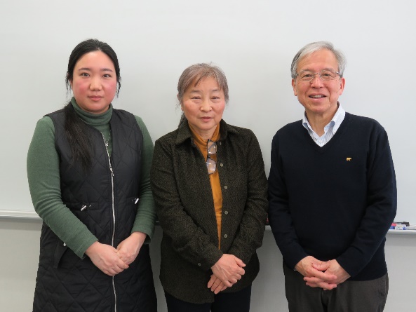 瀧澤さん親子と小野田信春所長の写真
