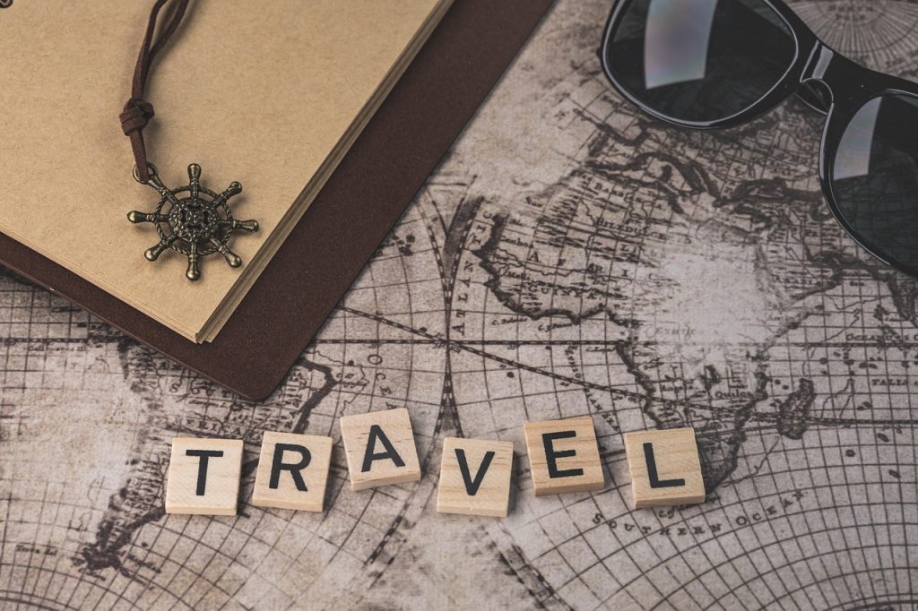 TRAVEL、世界地図、サングラスの写真