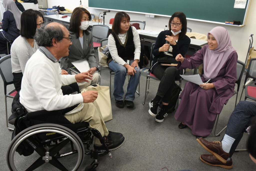 インタビューの様子の写真