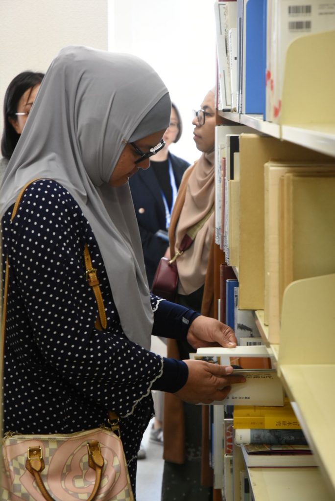 図書室視察の様子の写真