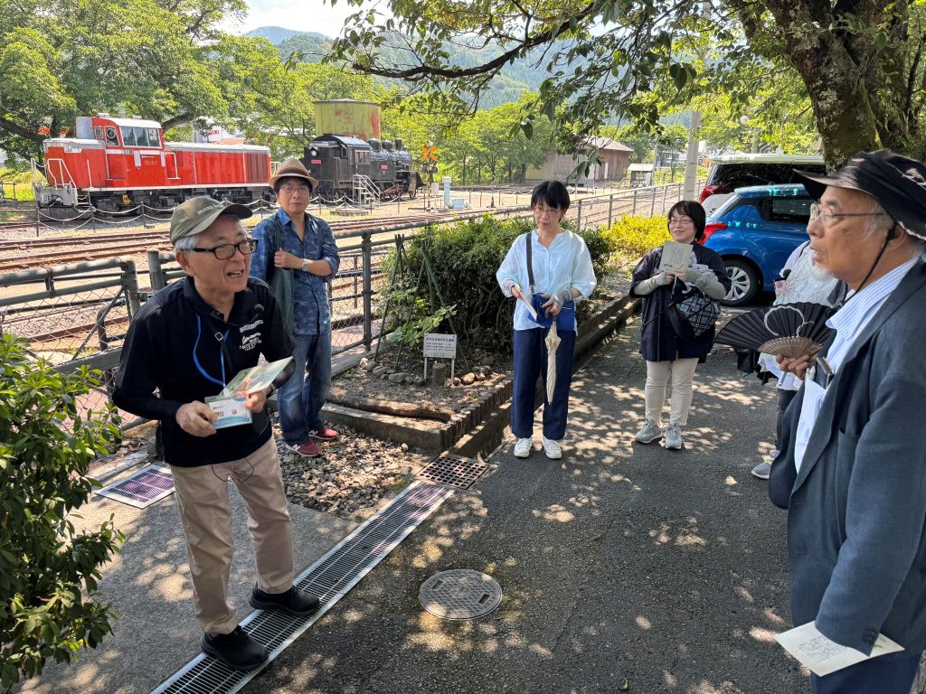 わかさちょうかんこうきょうかいのまちあるきがいどのかたとわかさえきでごうりゅうしてまちあるきのすたーとです