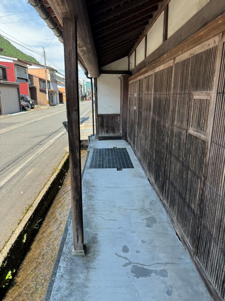 【「仮屋」】かりや ふるいみんかののきさきにつくられたあめやゆきよけのばしょで「かりや」とよばれげんざいのあーけーどのようにだれでもあるくことができました