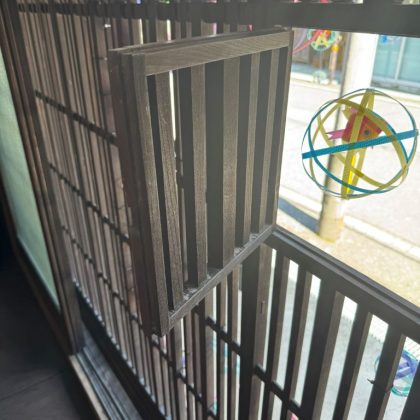 【木連格子(きづれこうし)】 ふるいみんかのかいどうがわにめんしてつくられたまどがわりのこうしでそのちいさないちぶがうちがわにひらくことができるようになっています