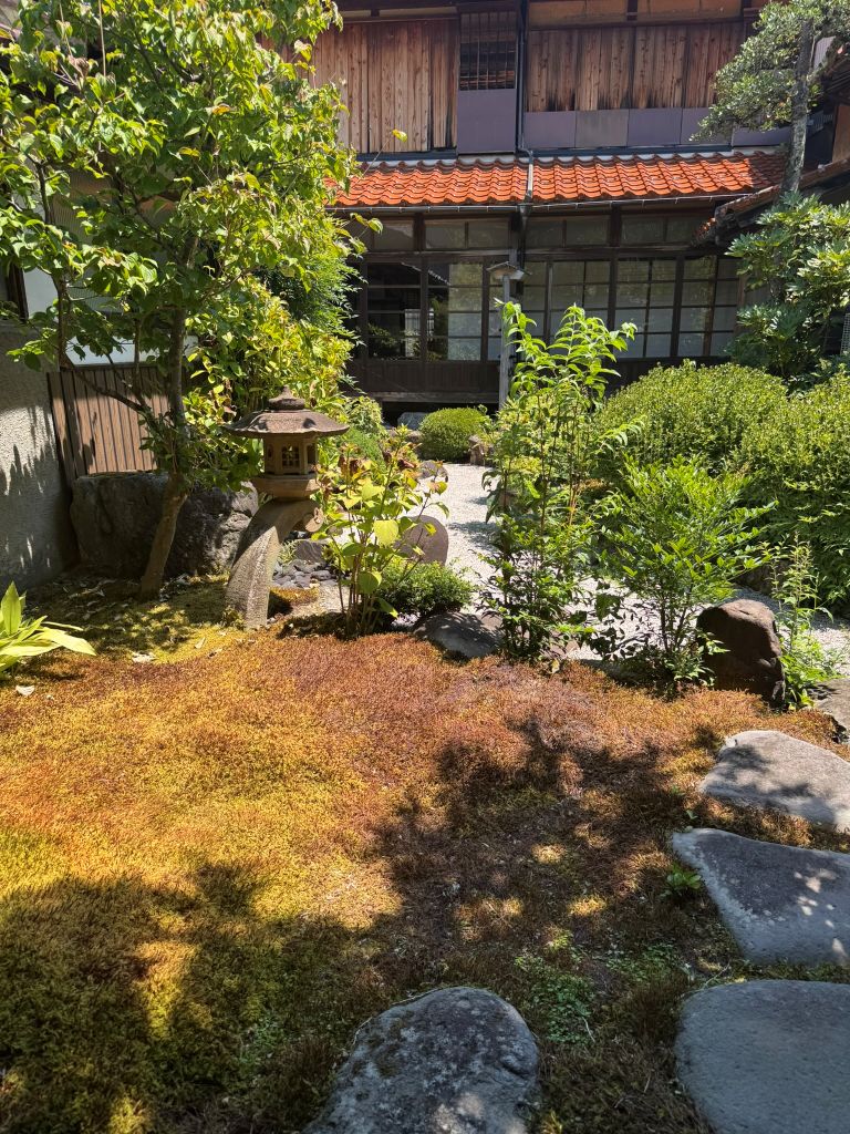 げんざいは「わかさみんこうげいかん」としていっぱんこうかいされている「まちや」はひろいなかにわをもっています　おもてどおりがわからにかいだて、ひらや、やねつきのとおりどまとなかにわのせっと、くらというりっぱなつくりになっています