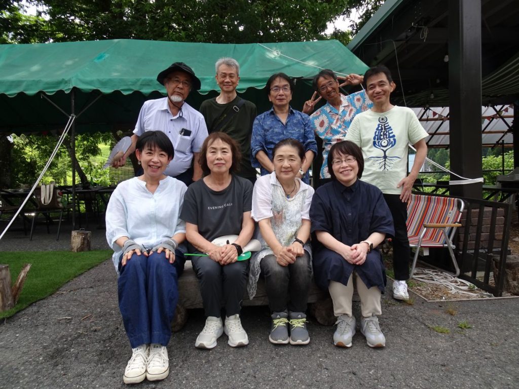 ばーべきゅーをおこなった「ひゅってしらかば」でさんかしゃぜんいんできねんさつえい　ふゆばにはすきーやすのーぼーどのれんたる、しゅくはくやしょくじのばしょになります