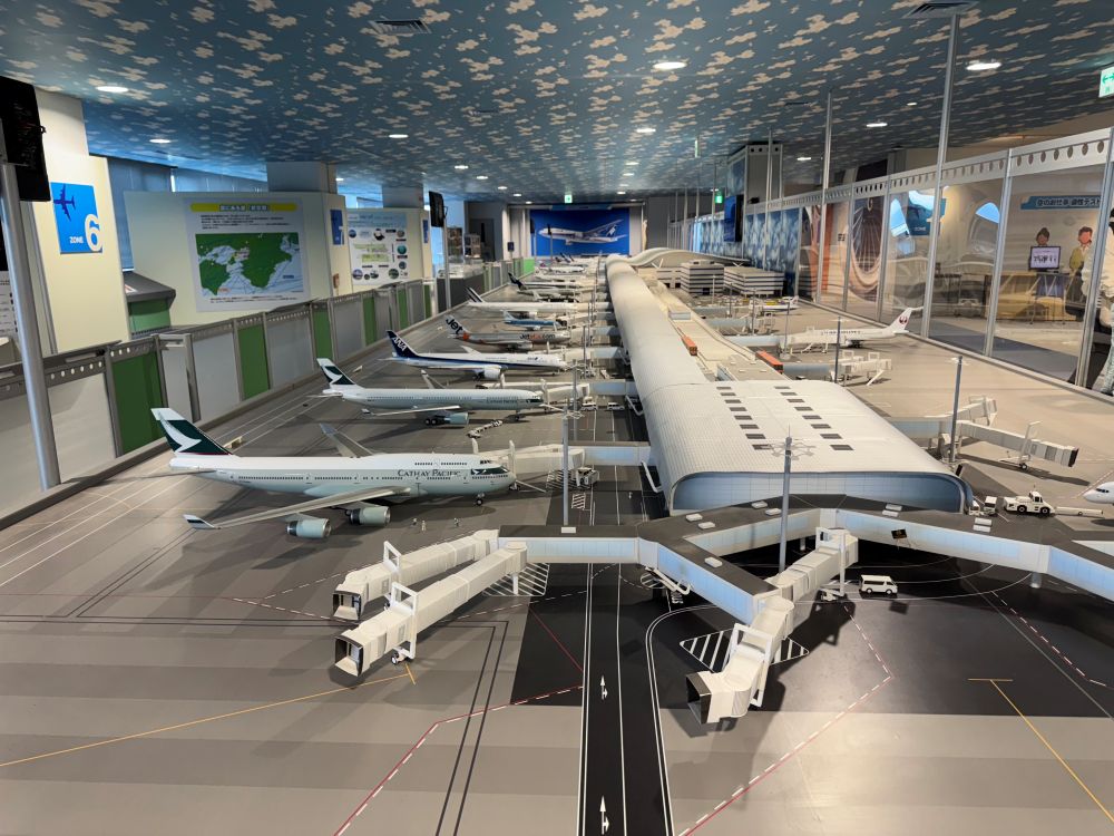 パッセンジャーターミナルビルとその前に広がる旅客エプロンの模型の写真