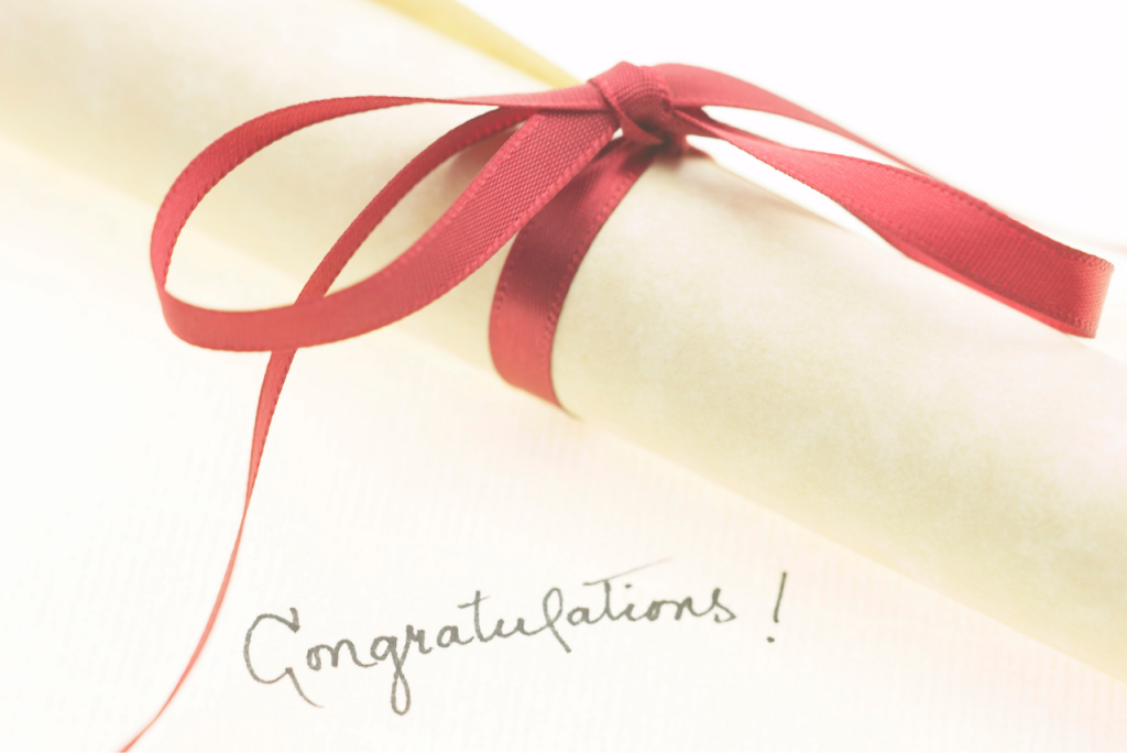 賞状と英語でおめでとう！と記された画像