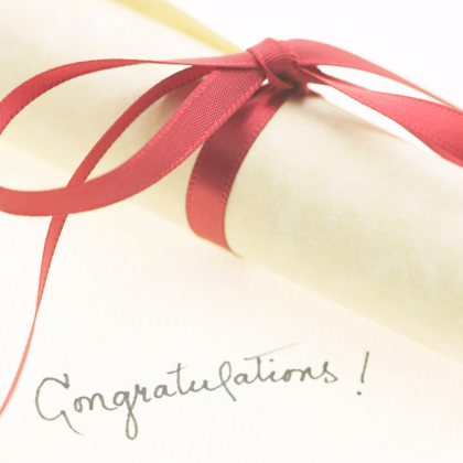 賞状と英語でおめでとう！と記された画像