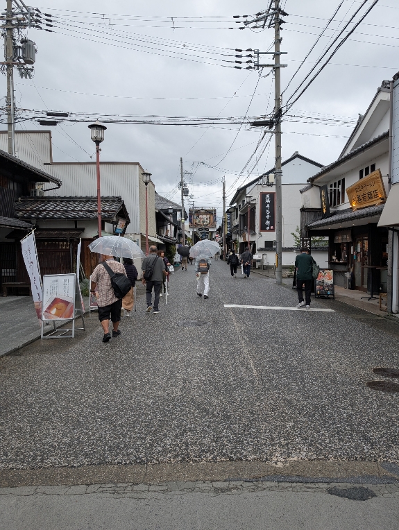 黒壁スクエア（滋賀県長浜市）を散策する研修旅行参加者の写真