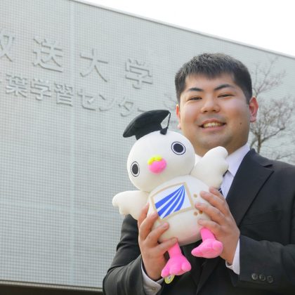 まなぴーのぬいぐるみを持つ鈴木さん