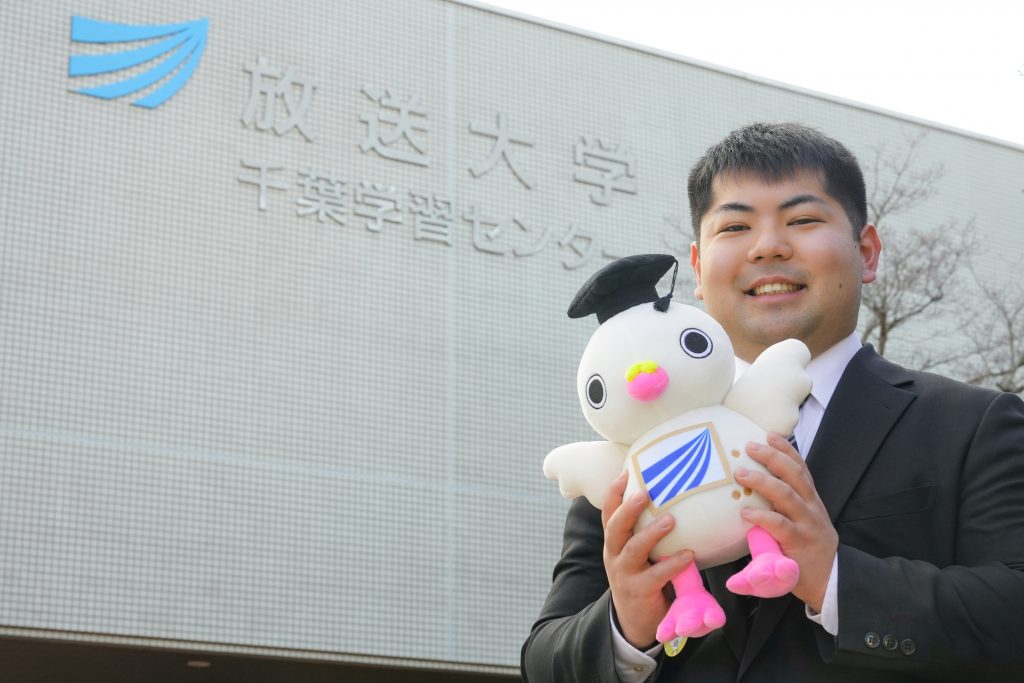 まなぴーのぬいぐるみを持つ鈴木さん