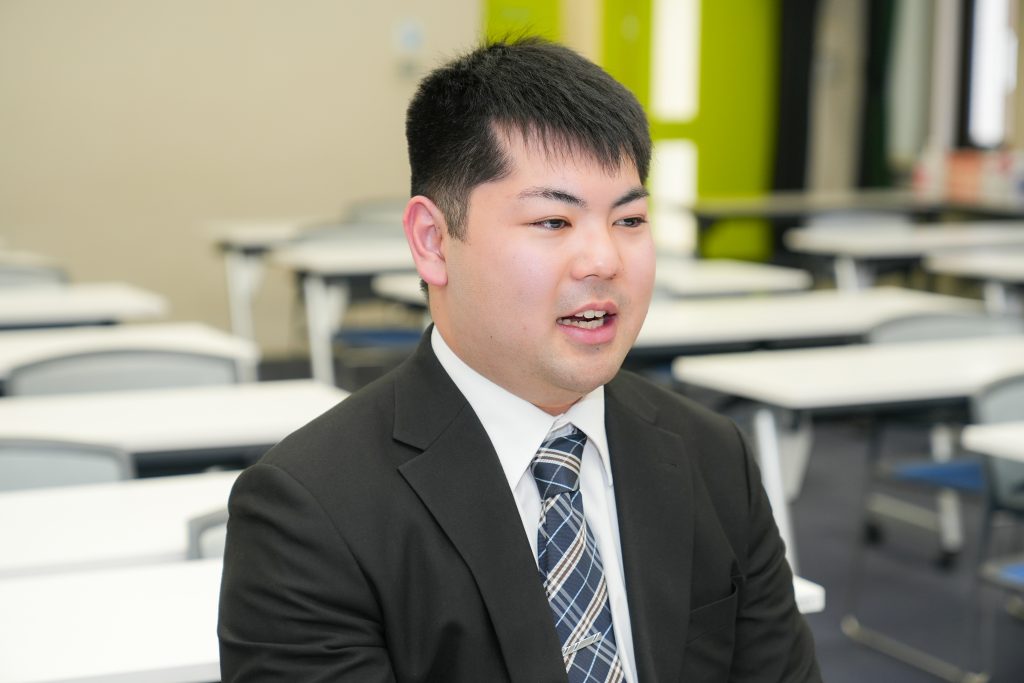 インタビューを受ける鈴木さん