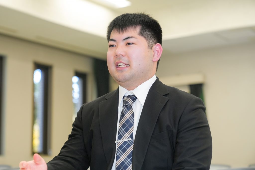 インタビューを受ける鈴木さん
