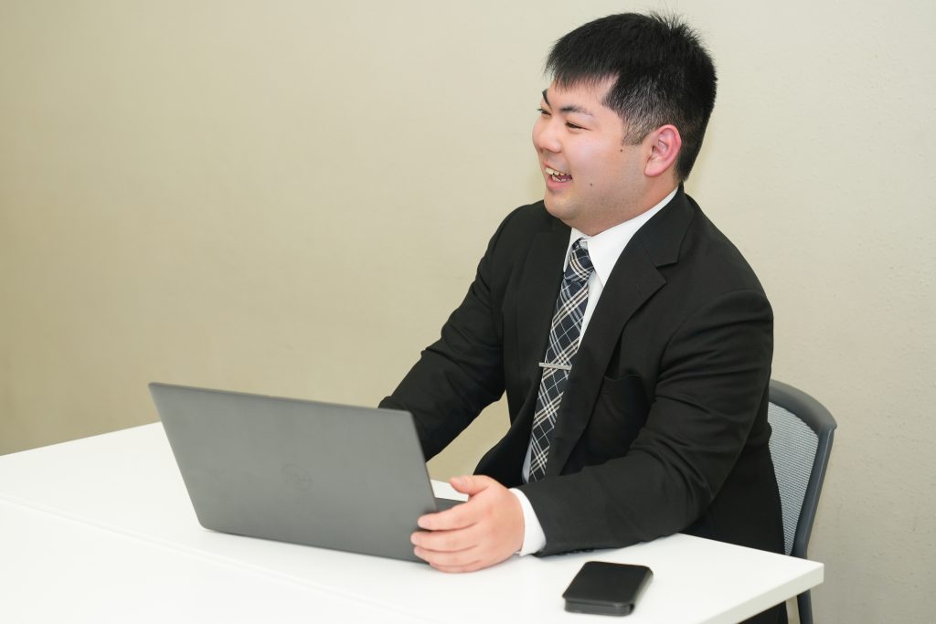 インタビューを受ける鈴木さん