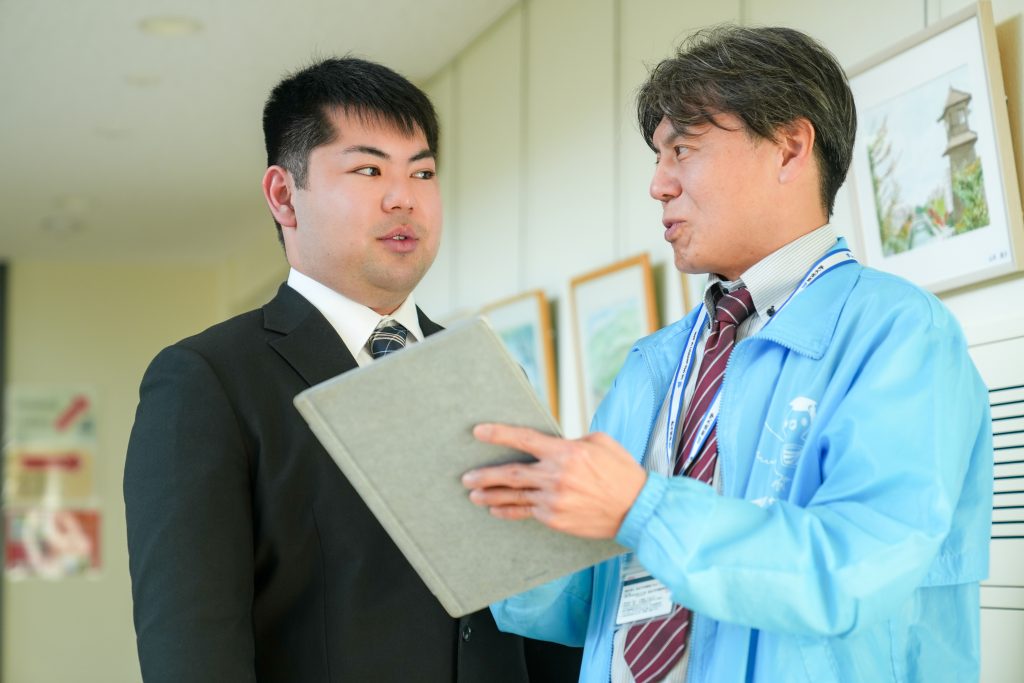 インタビューを受ける鈴木さん