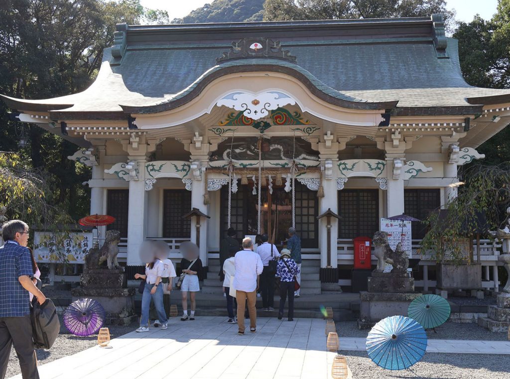 武雄神社を参拝している写真