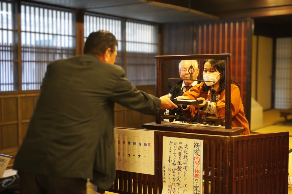 両替商の実演の様子