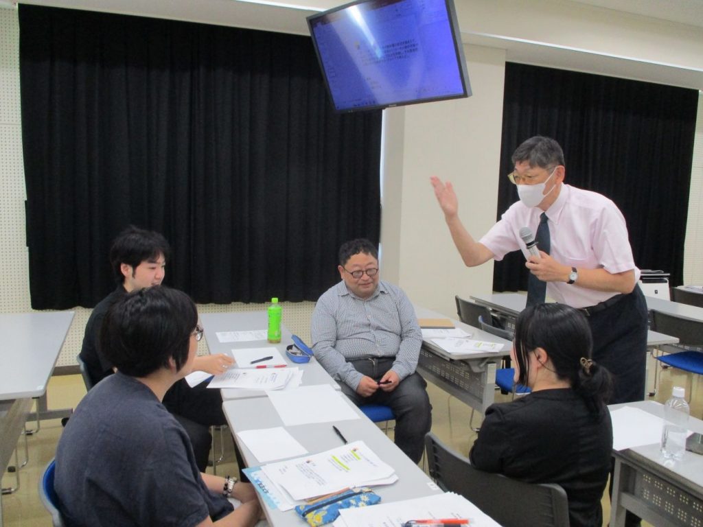 講師が学生にクイズを出題している写真